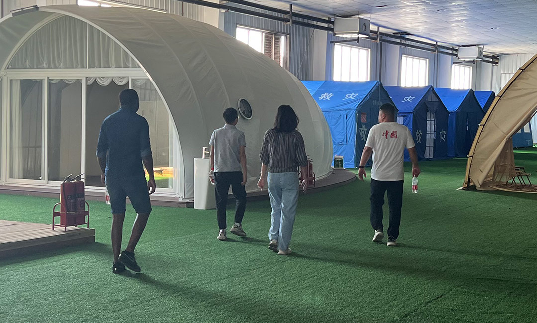 安哥拉客户到伟德国际victor1946实地考察磨练制品质量